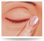 閉眼，用手指輕輕向鼻梁方向壓迫內(nèi)側(cè)眼角,保持滴藥姿勢1-3分鐘。